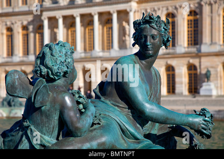 Bronze-Skulptur am Rand des Brunnens im Garten am Chateau de Versailles Stockfoto