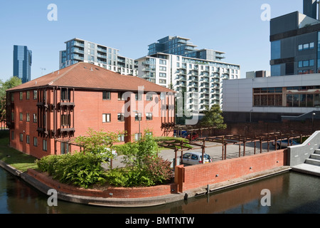 Neue Wohnungen in Birmingham UK neben dem Kanal Stockfoto