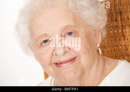 Porträt einer schönen alten kaukasischen Frau Stockfoto