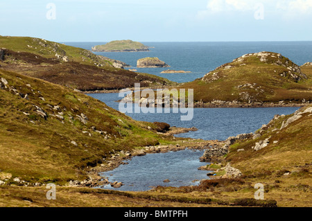 Ein Blick über Loch Riosaigh entlang der Küste von Great Bernera auf der Isle of Lewis Stockfoto