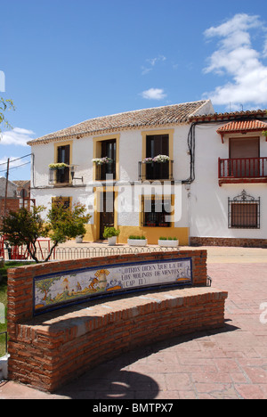 gefliesten Sitzbank und Dorf Häuser, Puerto Lapice, Ciudad Real, Kastilien-La Mancha, Spanien Stockfoto