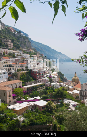 Baum gerahmt malerische Aussicht auf Positano an der Amalfi Küste, Italien Stockfoto