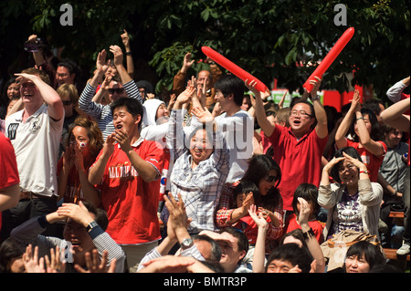 Südkoreanischen Fußball-Fans feiern ihr Team erzielte in einem Londoner Pub Garten während der WM 2010 Stockfoto