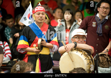 Betreffenden südkoreanische Fußballfans beobachten ihre Team-spielen in einem Londoner Pub während der WM 2010 Stockfoto