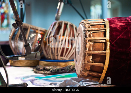 Indische Trommeln, einschließlich einer Tabla und eine Mrdanga auf einer Bühne warten darauf, gespielt zu werden Stockfoto