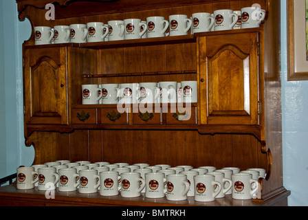Souvenir Porzellan Kaffee Becher für den Verkauf auf großen hölzernen Stall Lea Torten Lunchroom Diner in Compte LA Stockfoto