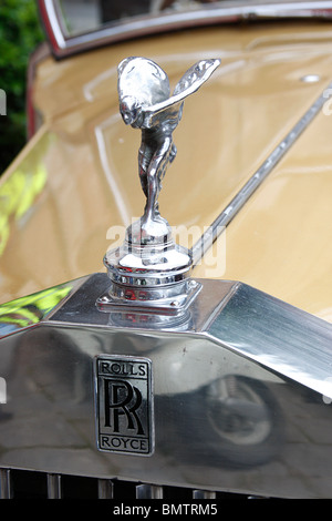 "Spirit of Ecstasy", das Ornament auf Rolls-Royce. Die Form einer schiefen Frau mit ausgestreckten Armen. "flying Lady". Stockfoto