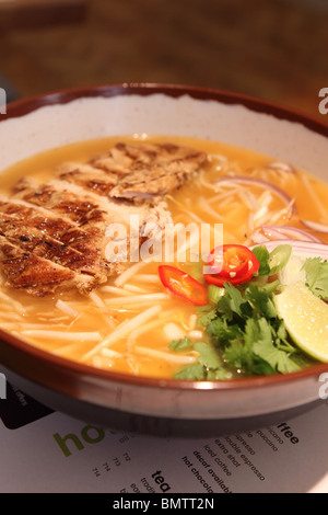 Chill-Ramen Chicken Nudelsuppe im Wagamama Stockfoto