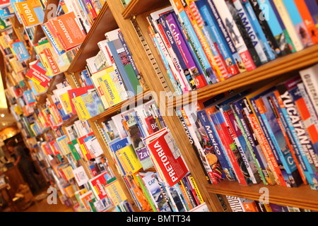 Buchhandlung Reiseführer und Wanderkarten in unabhängigen Buchhandlung Stockfoto