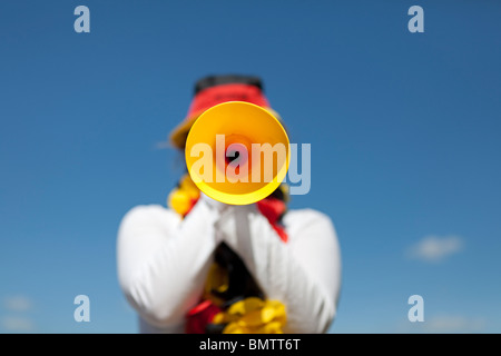 Weibliche Fußball-Lüfter bläst die vuvuzela Stockfoto