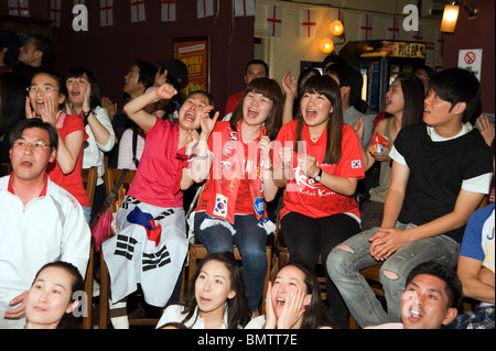 Begeistert südkoreanische weibliche Fußballfans beobachten ihre World Cup Team spielen in einem Londoner Pub, New Malden 2010 UK Stockfoto