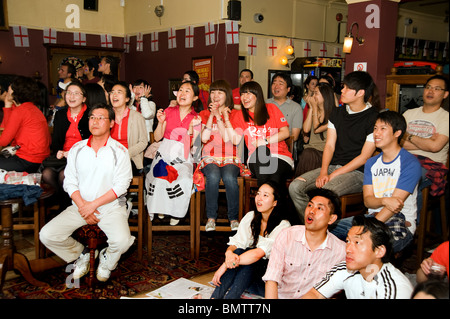 Südkoreanische Fußballfans beobachten ihre 2010 World Cup Team spielen in einem Londoner Pub, New Malden, UK Stockfoto