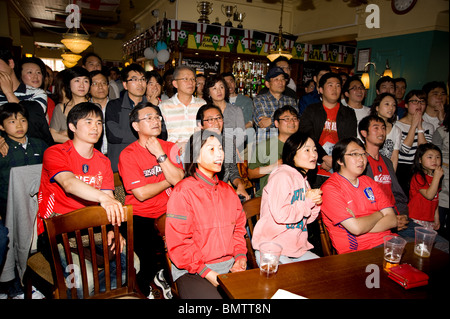 Südkoreanische Fußballfans beobachten ihre World Cup Team spielen in einem Londoner Pub gegen Griechenland, UK 2010 Stockfoto