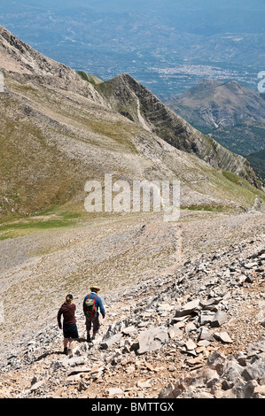 Abstieg vom Gipfel des Profitis Ilias, höchste Gipfel im Bereich von Taygetos Wanderer. Messinia / Lakonia Peloponnes, Griechenland Stockfoto