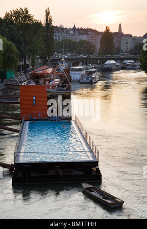 Ein schwimmendes Schwimmbad im Fluss Donau Wien, Österreich Stockfoto