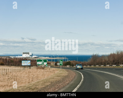 A1 nähert sich Cocksburnpath und Bucht in der Nähe von Dunbar, East Lothian mit Torness Nuclear Power station im Blick Schottland, Großbritannien Stockfoto