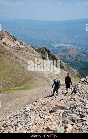 Abstieg vom Gipfel des Profitis Ilias, höchste Gipfel im Bereich von Taygetos Wanderer. Messinia / Lakonia Peloponnes, Griechenland Stockfoto