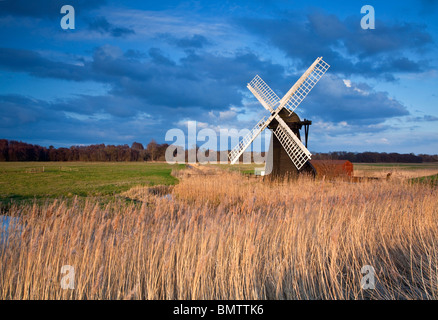 Herringfleet Entwässerung Mühle beleuchtet endlich Licht in Suffolk Stockfoto