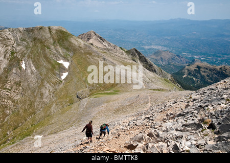 Abstieg vom Gipfel des Profitis Ilias, höchste Gipfel im Bereich von Taygetos Wanderer. Messinia / Lakonia Peloponnes, Griechenland Stockfoto