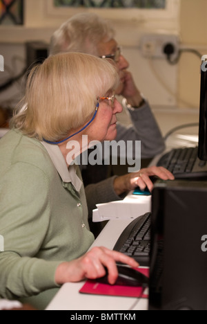 Ältere Menschen im Internet surfen, Peckham, London, UK. Stockfoto