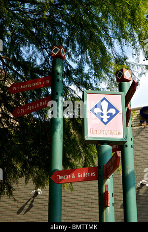 Zweisprachig Französisch und Englisch Sprache Zeiger Ortstafeln in belebten Innenstadt von Lafayette LA Stockfoto