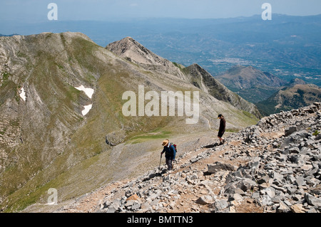 Abstieg vom Gipfel des Profitis Ilias, höchste Gipfel im Bereich von Taygetos Wanderer. Messinia / Lakonia Peloponnes, Griechenland Stockfoto