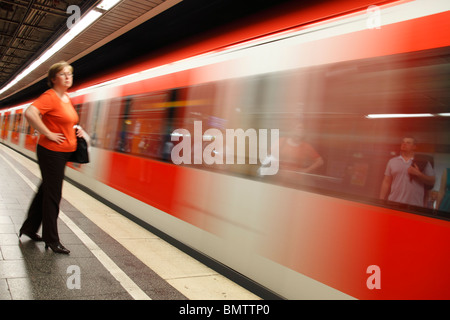 Frau auf der Plattform der S-Bahn station Stockfoto