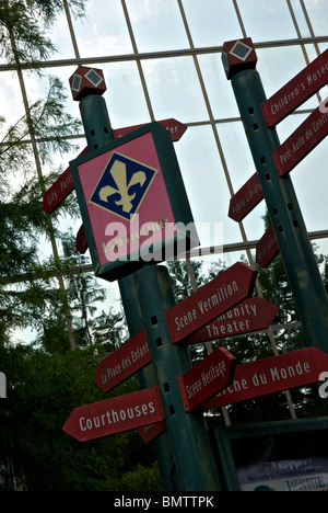 Zweisprachig Französisch und Englisch Sprache Zeiger Ortstafeln in belebten Innenstadt von Lafayette LA Stockfoto