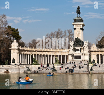 Denkmal von König Alfonso XII und El Estanque See im Retiro Park im Zentrum von Madrid, Spanien Stockfoto