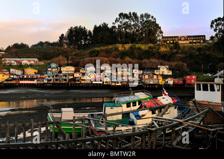 Blick über Castros Haufen Wohnhäuser in Chiloé Stockfoto