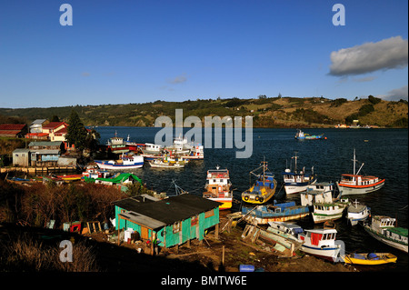 Blick über den kleinen Hafen von Dalcahue eines der Dörfer der Insel chiloé Stockfoto