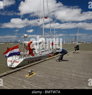 Segelboot gezogen in einen Liegeplatz. Stockfoto