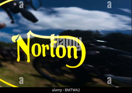 Norton Commanndo Benzintank abstrakt, Klassische britische Motorrad Stockfoto