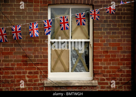 Alte Fenster mit Kriegszeiten Union Jack Flag Bunting und Blast Klebeband. Stockfoto