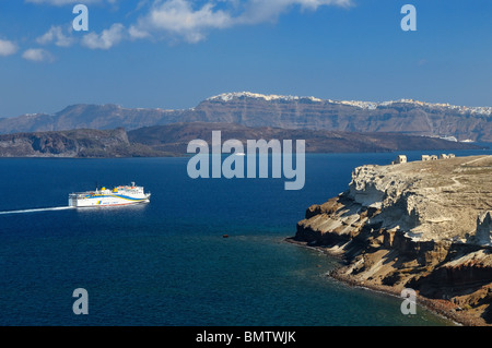 Blick vom Kap Akrotiri Leuchtturm in Richtung Fira auf Santorin in Griechenland. Stockfoto