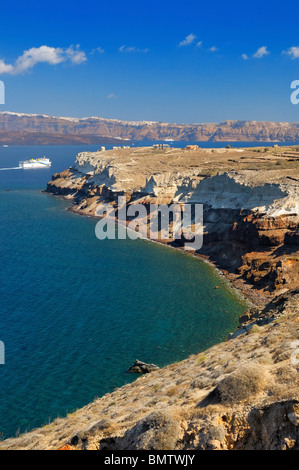 Blick vom Kap Akrotiri Leuchtturm in Richtung Fira auf Santorin in Griechenland. Stockfoto