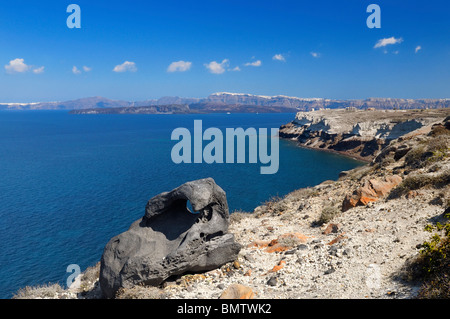 Blick vom Kap Akrotiri Leuchtturm in Richtung Fira auf Santorin in Griechenland. Stockfoto