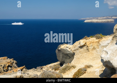 Blick vom Kap Akrotiri Leuchtturm (Faro) in Richtung Fira auf Santorin in Griechenland. Stockfoto