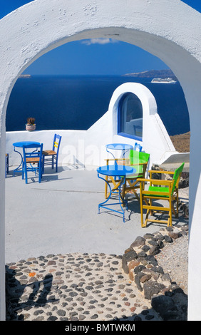 Der Restaurant-Terrasse auf einer Klippe in der Nähe der Stadt Akrotiri mit Blick auf die Caldera auf der Insel Santorin in Griechenland. Stockfoto