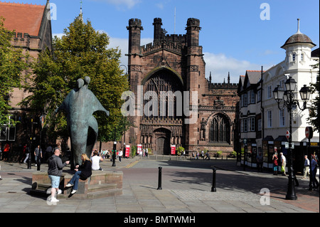 Chester Cathedral und die Feier von Chester-Skulptur von Stephen Broadbent Stockfoto