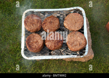 Burger mit Rindfleisch auf einem Grill. Stockfoto