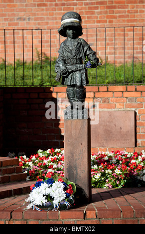 Statue am Denkmal für die kleinen Aufständischen in Altstadt Warschau in Polen von der Stadtmauer Stockfoto