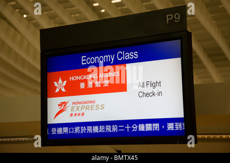 AirAsia check-in Schalter Zeichen Flughafen Chek Lap kok Stockfoto