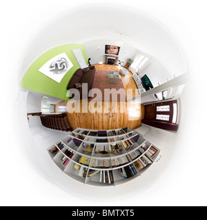 Fisheye (ultra-Weitwinkel-Objektiv) Bild von einer modernen Wohnung in Frankreich. Kleine Planeten-Stil. Stockfoto