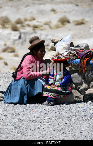 Ein kleiner Marktplatz, auf dem Weg zum Colca Canyon in der Nähe von Arequipa, Peru, Südamerika. Stockfoto