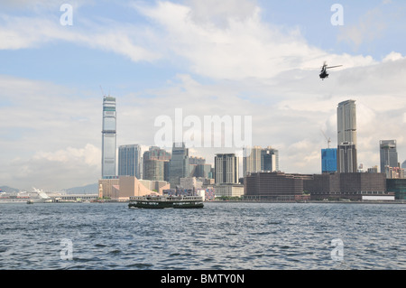 Überfahrt mit der Victoria Harbour-Sterne, mit Hubschrauber, im Hintergrund Tsim Sha Tsui Wolkenkratzer, Kowloon, Hong Kong Stockfoto