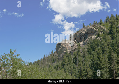 Einen dramatischen Felsen entlang des Weges in den White Mountain Wilderness, Lincoln National Forest, Ruidoso in New Mexico zu Tage tretenden. Stockfoto