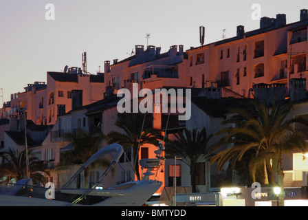 Wohnungen in der Marina in der Abenddämmerung, Puerto Banus, Marbella, Costa Del Sol, Provinz Malaga, Andalusien, Spanien, Europa. Stockfoto