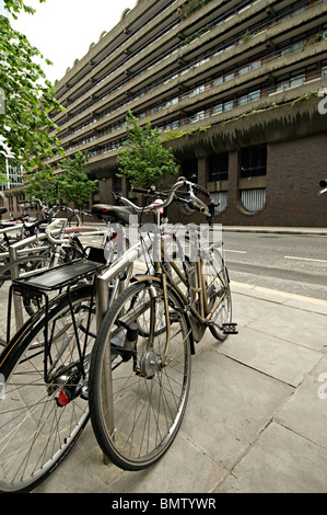 Pendler-Bikes eingesperrt in einer Stadt der London Street direkt vor th barbican Stockfoto