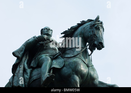 Statue eines Mannes auf einem Pferd vor dem alten Museum Nationalgalerie Berlin Deutschland Stockfoto